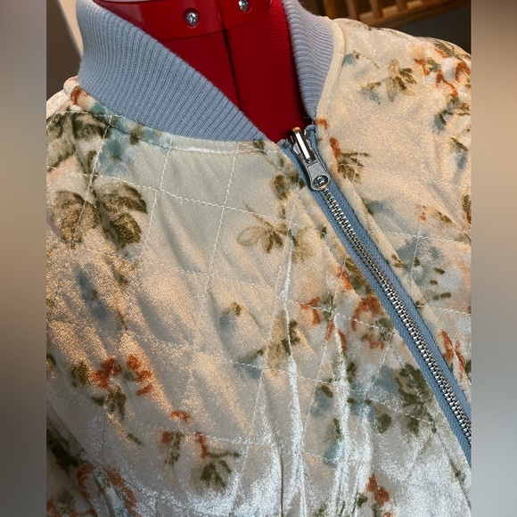 Urban Outfitters Quilted Floral Jacket, Sky Blue Size S Never Worn! - Picture 4 of 13
